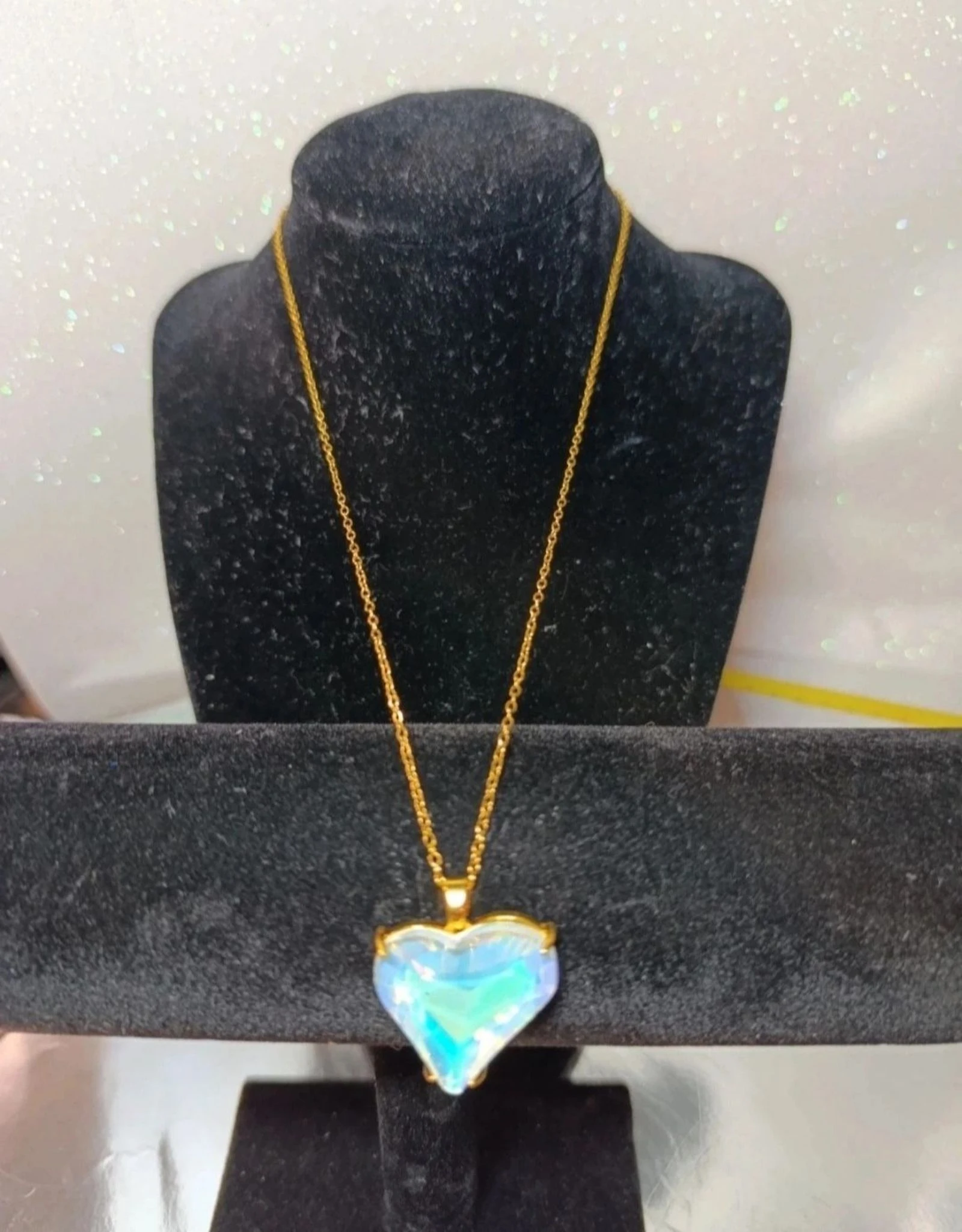 Collar acero dorado corazón acrílico blanco 48 cms
